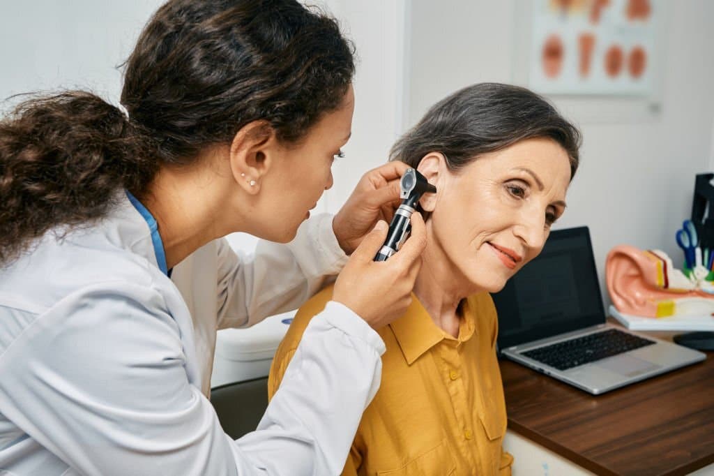 Patient consulting ENT specialist about tinnitus ringing in ears treatment Jayanagar